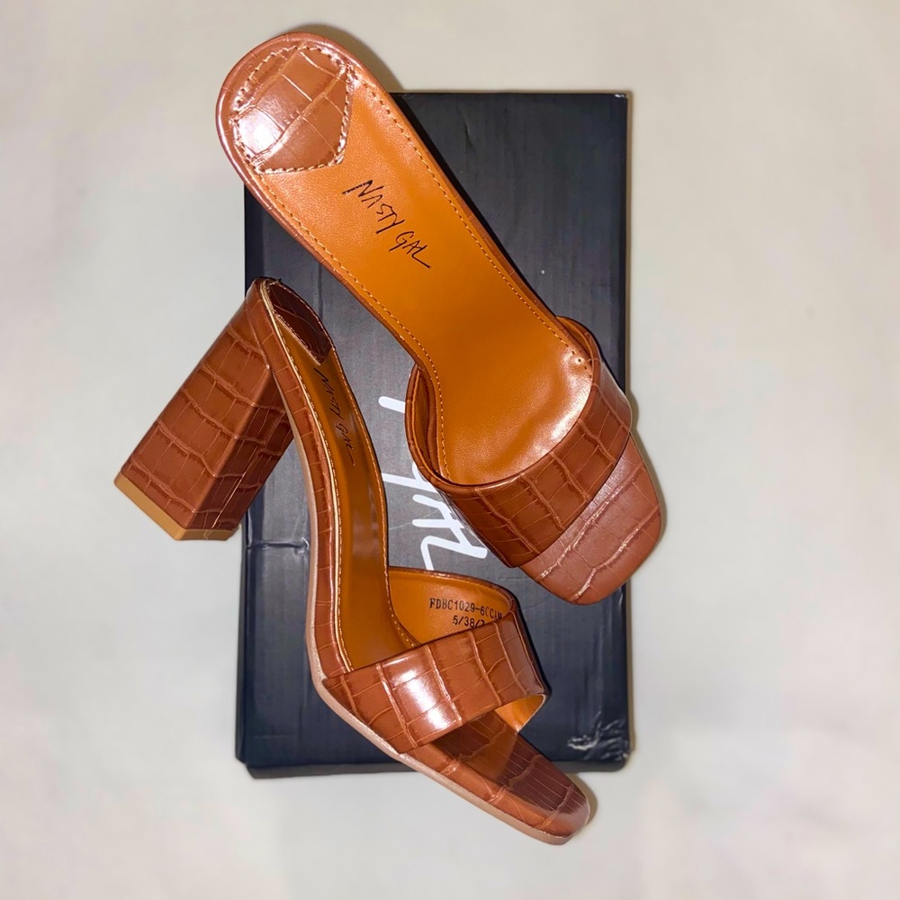 BROWN NASTY GAL CROC HEELS 🤎
